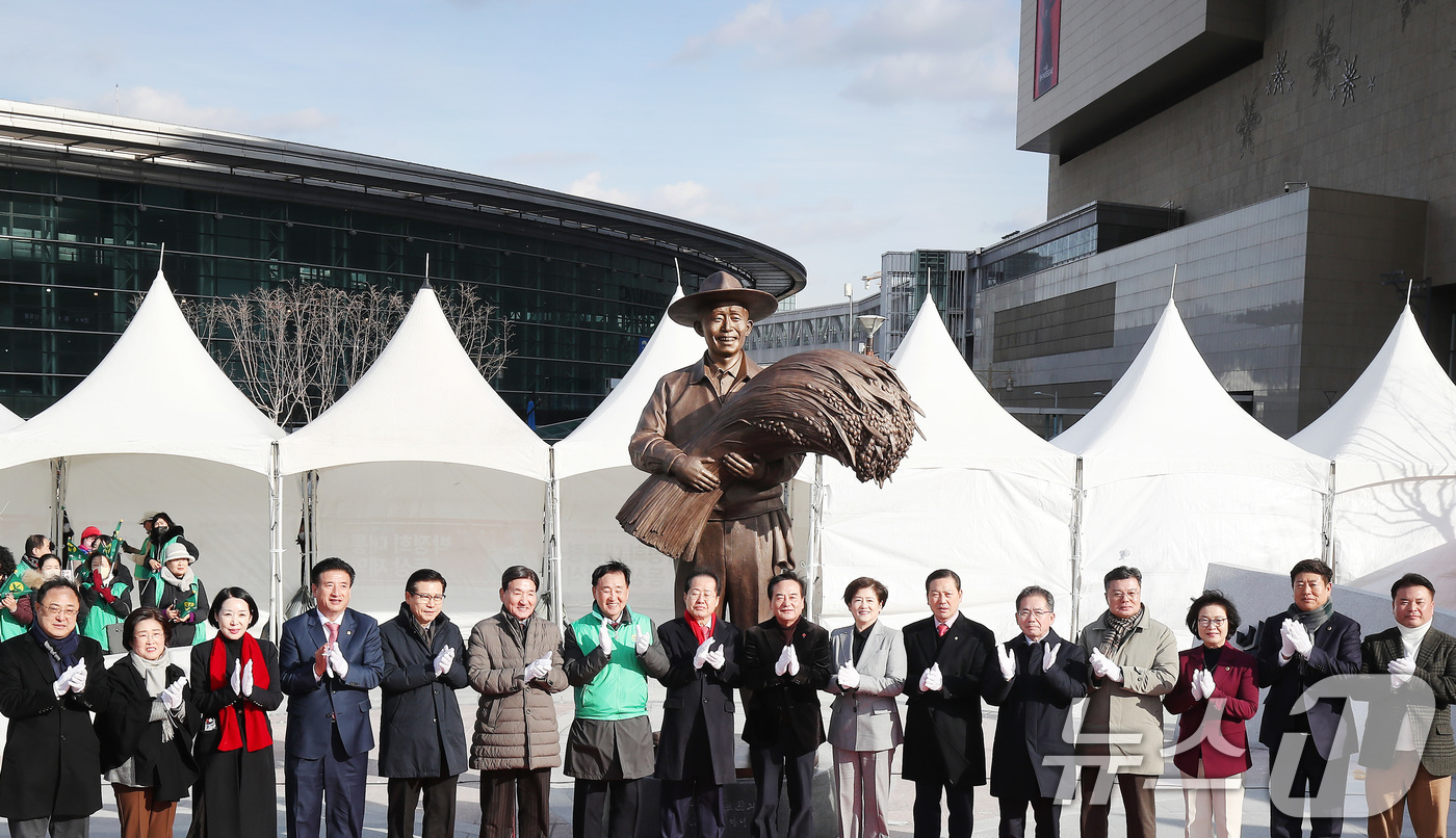 (대구=뉴스1) 공정식 기자 = 홍준표 대구시장을 비롯한 내빈들이 23일 오후 대구 동구 동대구역 광장에서 열린 '박정희 대통령 동상 제막식'에 참석해 동상을 제막한 뒤 기념촬영을 …