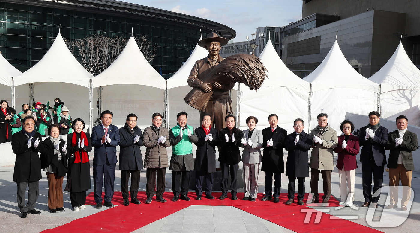 (대구=뉴스1) 공정식 기자 = 홍준표 대구시장을 비롯한 내빈들이 23일 오후 대구 동구 동대구역 광장에서 열린 '박정희 대통령 동상 제막식'에 참석해 동상을 제막한 뒤 기념촬영을 …