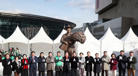 동대구역 광장에 세워진 박정희 동상