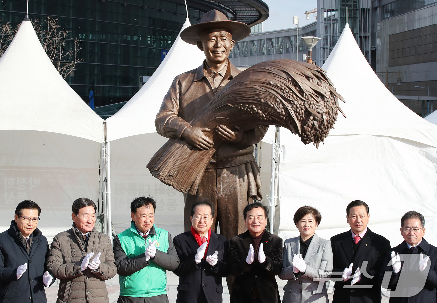 (대구=뉴스1) 공정식 기자 = 홍준표 대구시장을 비롯한 내빈들이 23일 오후 대구 동구 동대구역 광장에서 열린 '박정희 대통령 동상 제막식'에 참석해 동상을 제막한 뒤 기념촬영을 …