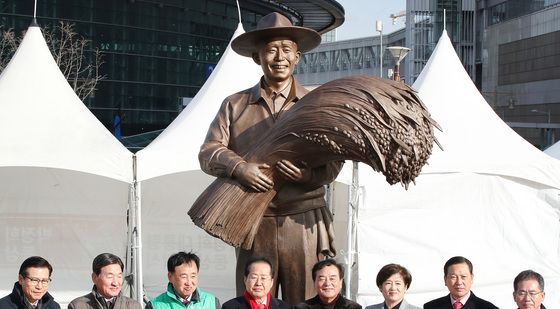 동대구역 광장에 세워진 박정희 동상