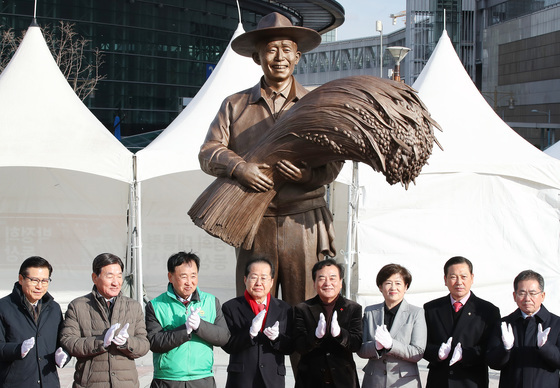 홍준표 "박정희 동상, 나를 닮았다는 비아냥까지 들었다" 존치 판결 환영
