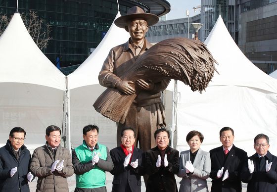 홍준표 "박정희 산업화정신 마땅히 기념하고 계승해야"