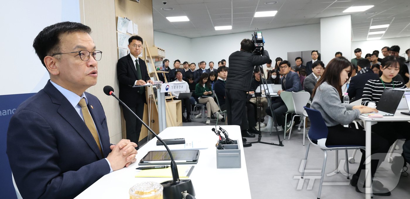 본문 이미지 - 최상목 경제부총리 겸 기획재정부 장관이 23일 세종시 정부세종청사에서 열린 출입기자단 간담회에서 기자단의 현안 질문에 답하고 있다. 2024.12.23/뉴스1