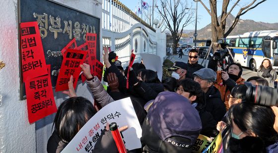 참여연대 '정부청사 현판에 특검법 공포 촉구 경고문 부착'