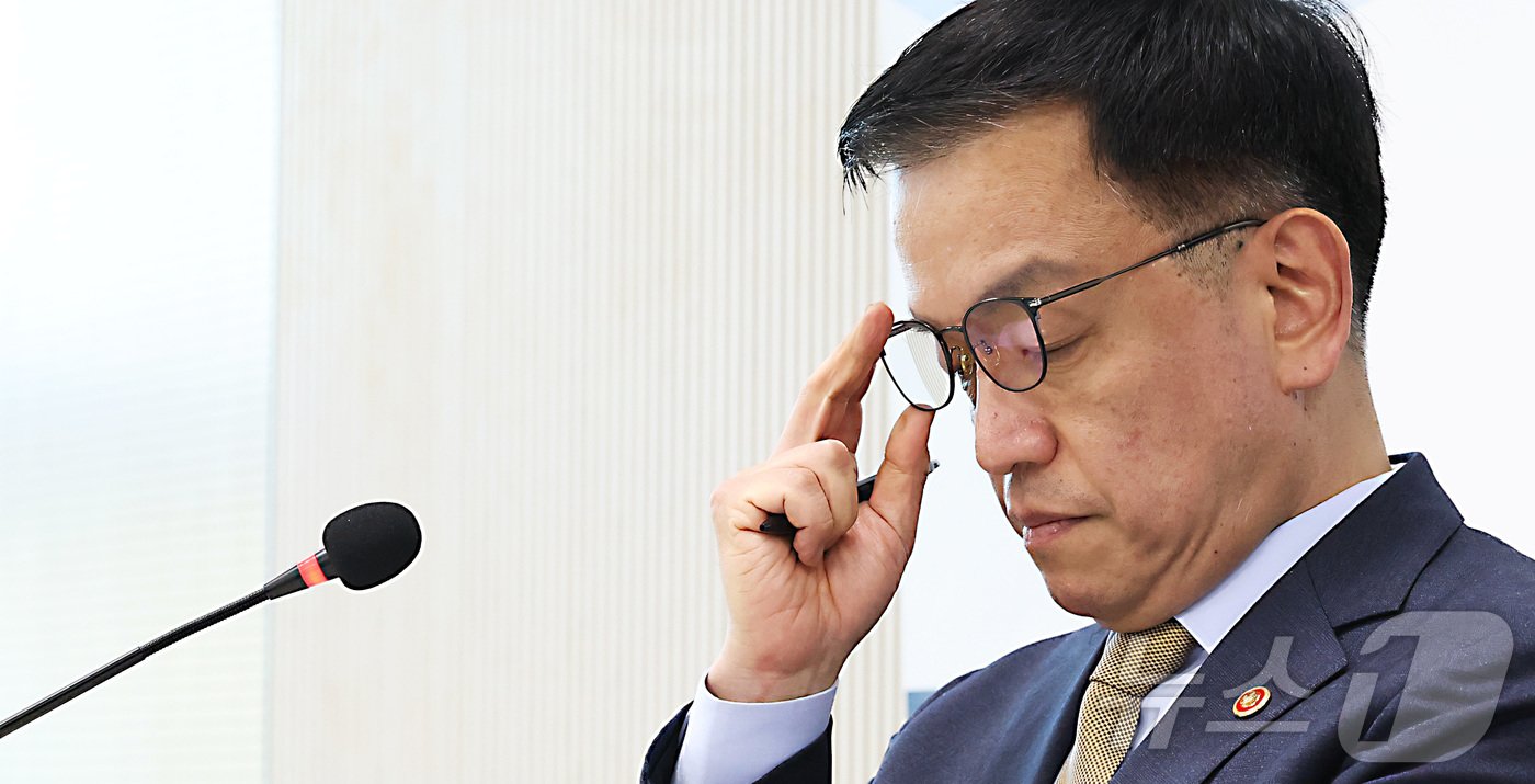 본문 이미지 - 최상목 경제부총리 겸 기획재정부 장관이 23일 세종시 정부세종청사에서 열린 출입기자단 간담회에서 기자단의 현안 질문을 들으며 안경을 고쳐 쓰고 있다. 2024.12.23/뉴스1