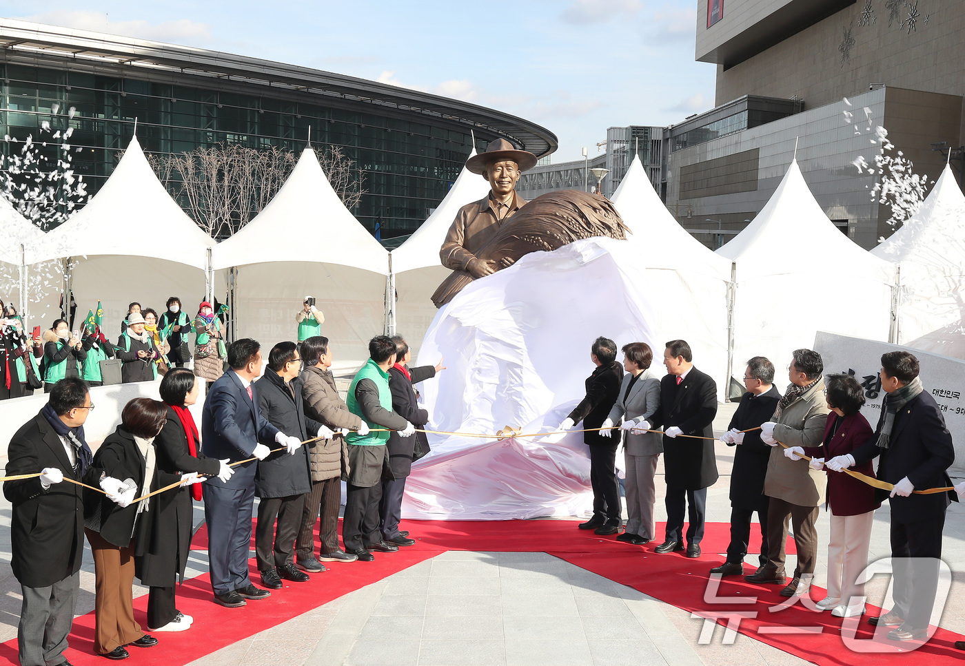 (대구=뉴스1) 공정식 기자 = 홍준표 대구시장을 비롯한 내빈들이 23일 오후 대구 동구 동대구역 광장에서 열린 '박정희 대통령 동상 제막식'에 참석해 동상을 제막하고 있다. 20 …