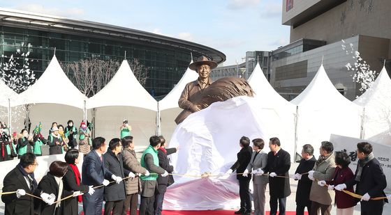 동대구역 광장, 박정희 동상 제막