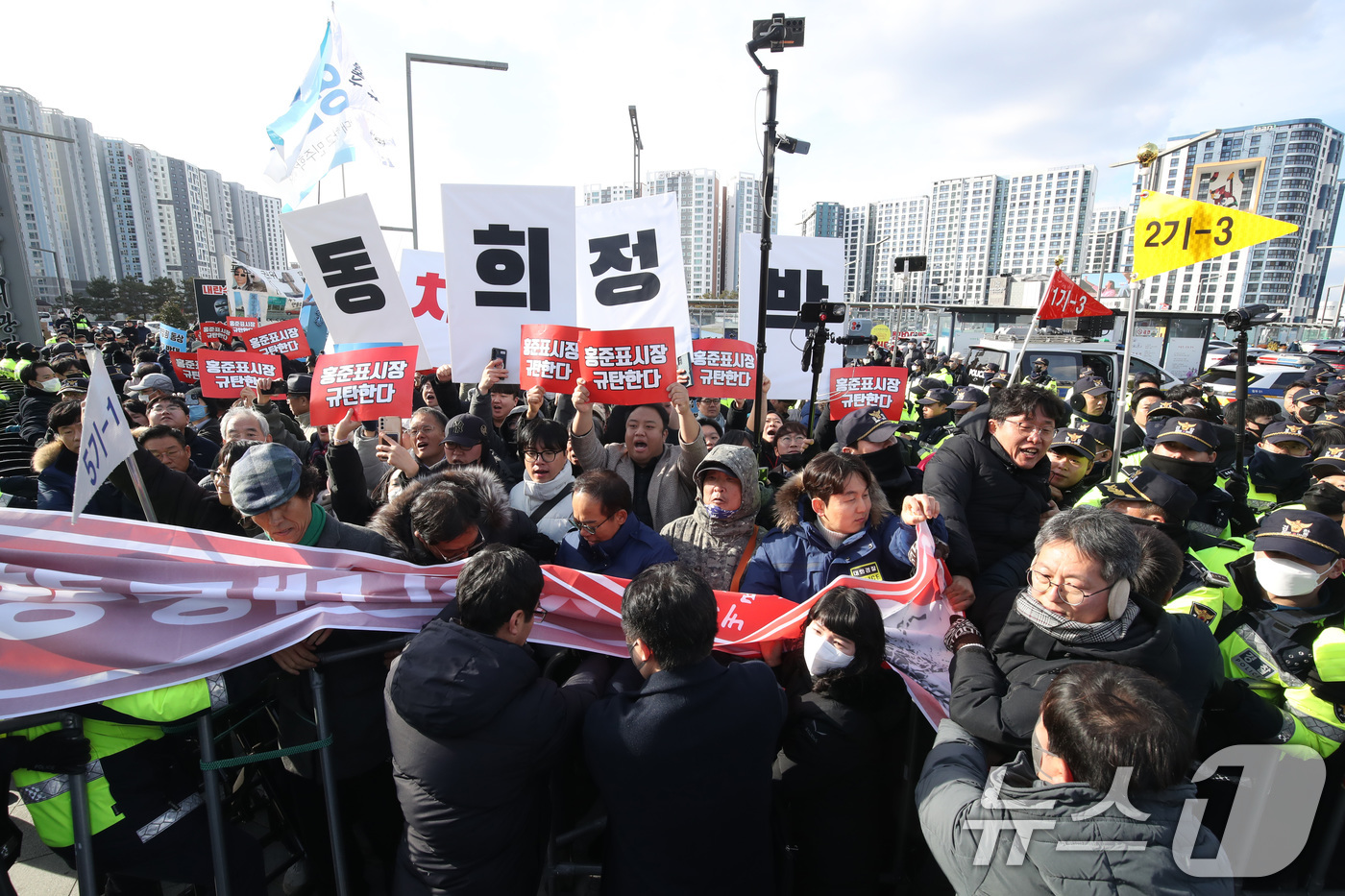 (대구=뉴스1) 공정식 기자 = 23일 오후 대구 동구 동대구역 광장에서 열린 '박정희 대통령 동상 제막식' 현장에 동상 건립을 반대하는 단체 회원들이 몰려 경찰과 대치하고 있다. …