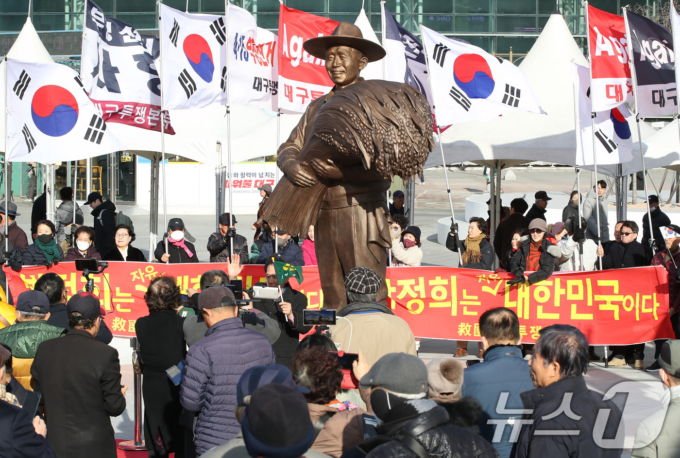 (대구=뉴스1) 공정식 기자 = 23일 오후 대구 동구 동대구역 광장에서 보수단체 회원들이 박정희 전 대통령 동상 주변에 몰려 환호하고 있다. 2024.12.23/뉴스1