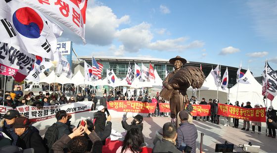 '박정희 동상 건립' 환호하는 보수단체