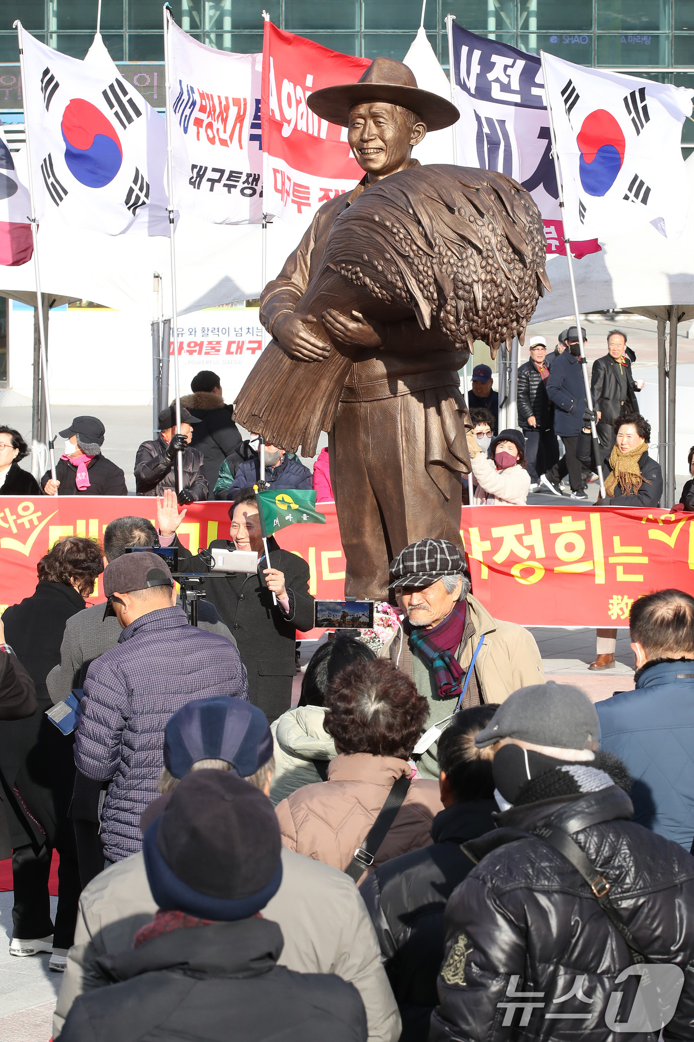 (대구=뉴스1) 공정식 기자 = 23일 오후 대구 동구 동대구역 광장에서 보수단체 회원들이 박정희 전 대통령 동상 주변에 몰려 환호하고 있다. 2024.12.23/뉴스1