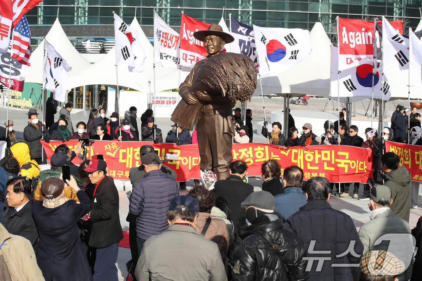 (대구=뉴스1) 공정식 기자 = 23일 오후 대구 동구 동대구역 광장에서 보수단체 회원들이 박정희 전 대통령 동상 주변에 몰려 환호하고 있다. 2024.12.23/뉴스1