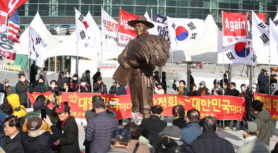 '박정희 동상 건립' 환호하는 보수단체