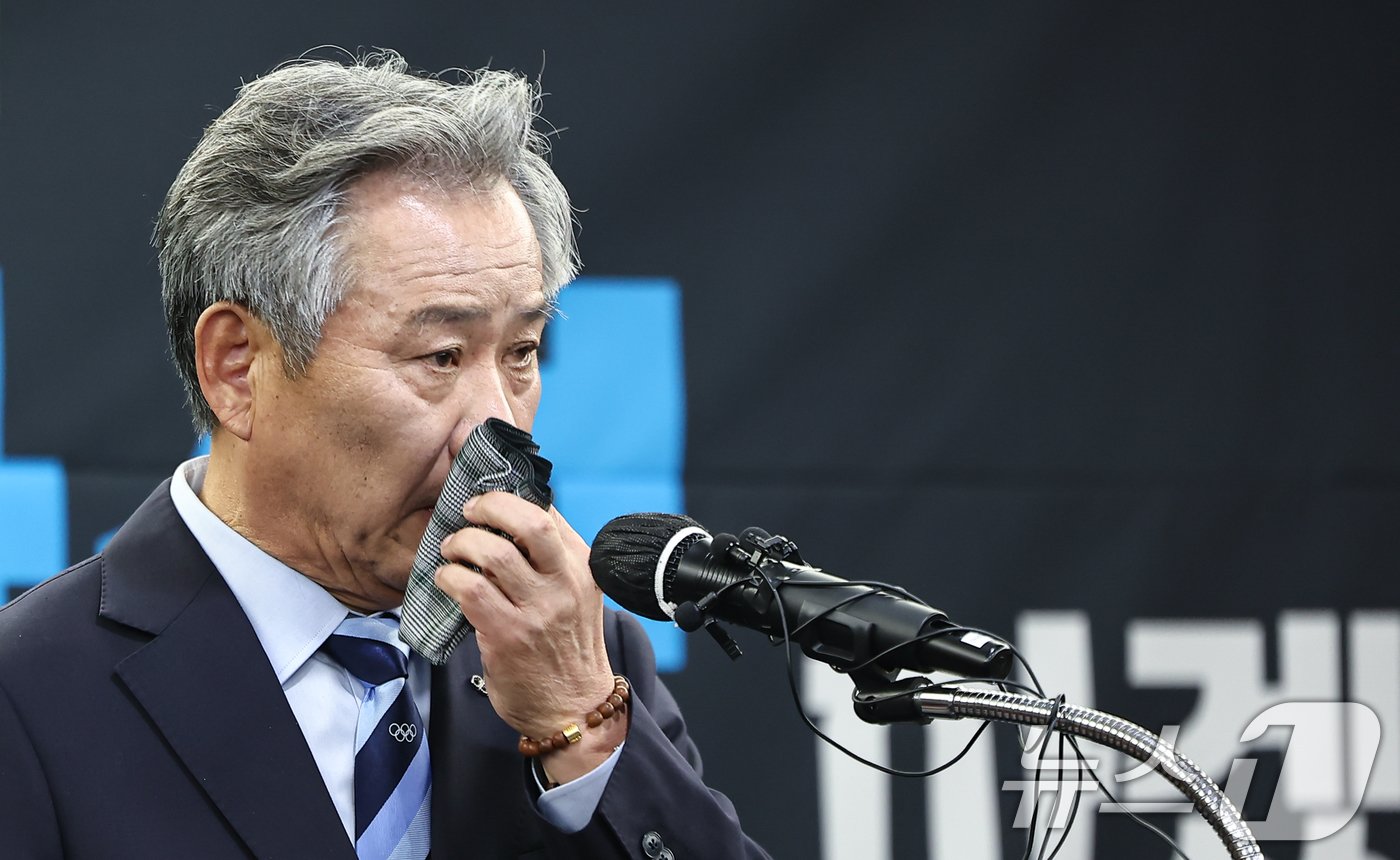 본문 이미지 - 이기흥 대한체육회장이 23일 서울 송파구 올림픽파크텔에서 기자회견을 열고 제42대 대한체육회장 선거 출마를 선언하던 중 손수건으로 얼굴을 닦고 있다. 2024.12.23/뉴스1 ⓒ News1 김도우 기자