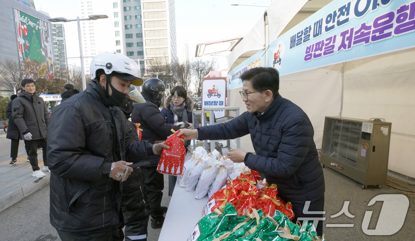 (서울=뉴스1) = 김문수 고용노동부 장관이 23일 서울 영등포구 타임스퀘어 앞 픽업존에서 겨울철 배달종사자 교통사고와 한랭질환 예방을 위한 안전 ON 캠페인을 하고 있다. (고용 …