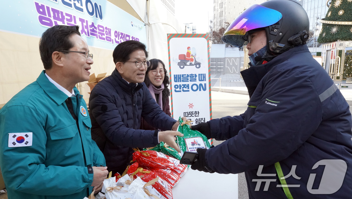 (서울=뉴스1) = 김문수 고용노동부 장관이 23일 서울 영등포구 타임스퀘어 앞 픽업존에서 겨울철 배달종사자 교통사고와 한랭질환 예방을 위한 안전 ON 캠페인을 하고 있다. (고용 …