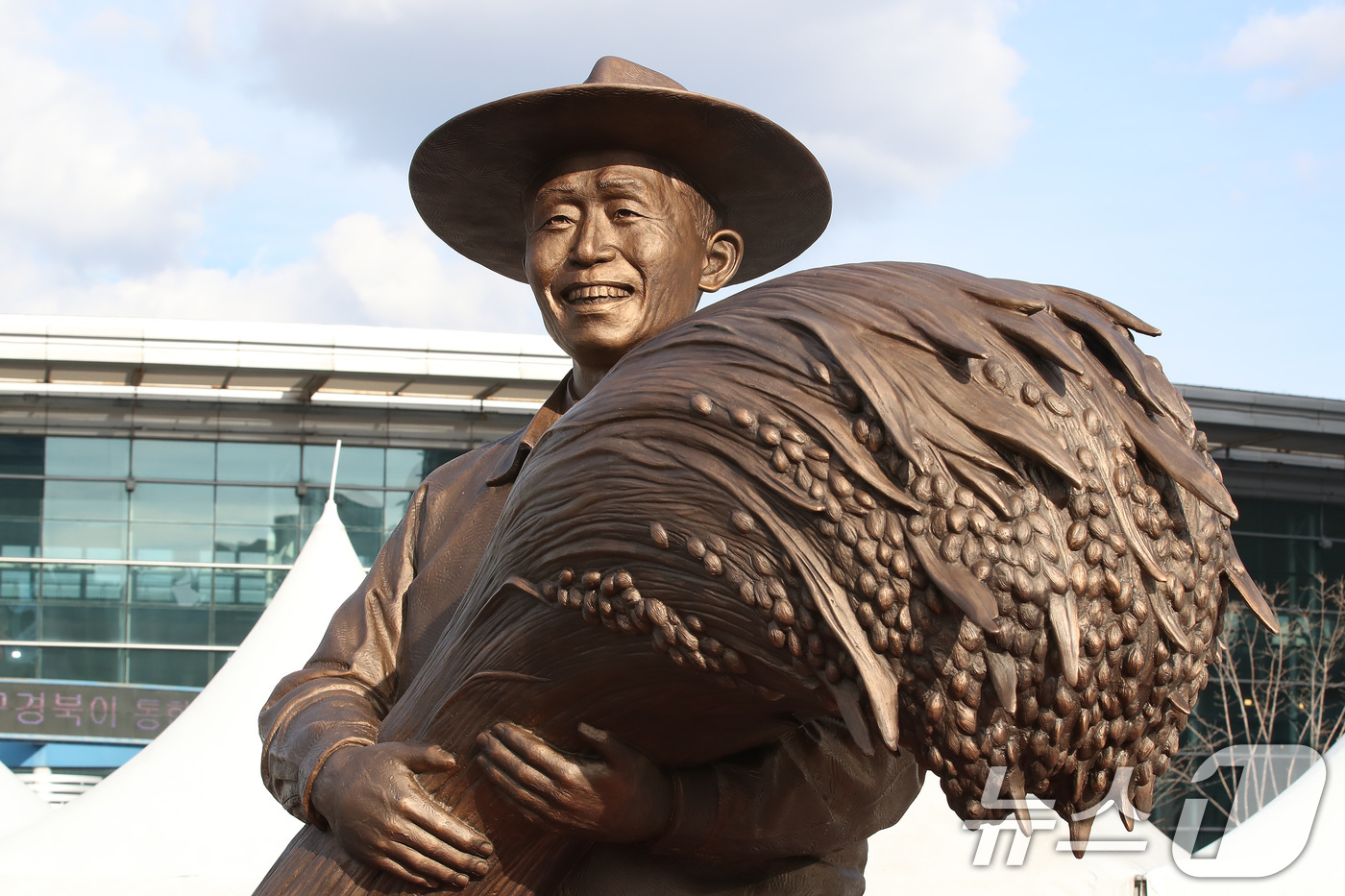 (대구=뉴스1) 공정식 기자 = 23일 오후 대구 동구 동대구역 광장에 모습을 드러낸 박정희 전 대통령 동상. 동상 건립에 대한 찬반 의견이 팽팽하게 맞서는 가운데 동상 제막 후 …