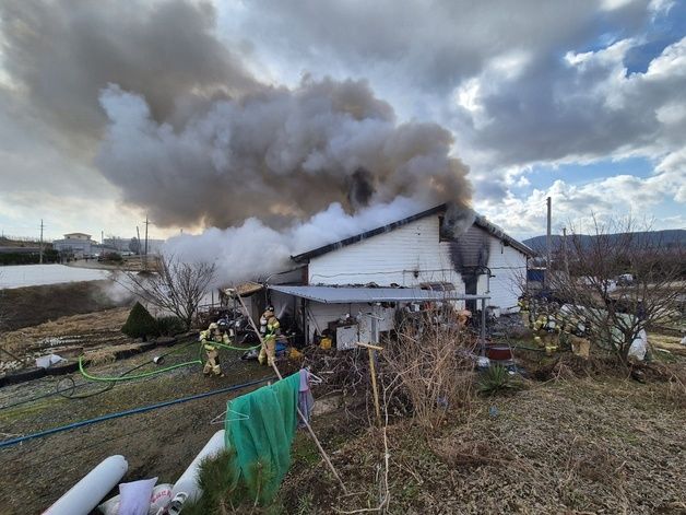 서산 단독주택서 화재…60대 여성 연기흡입