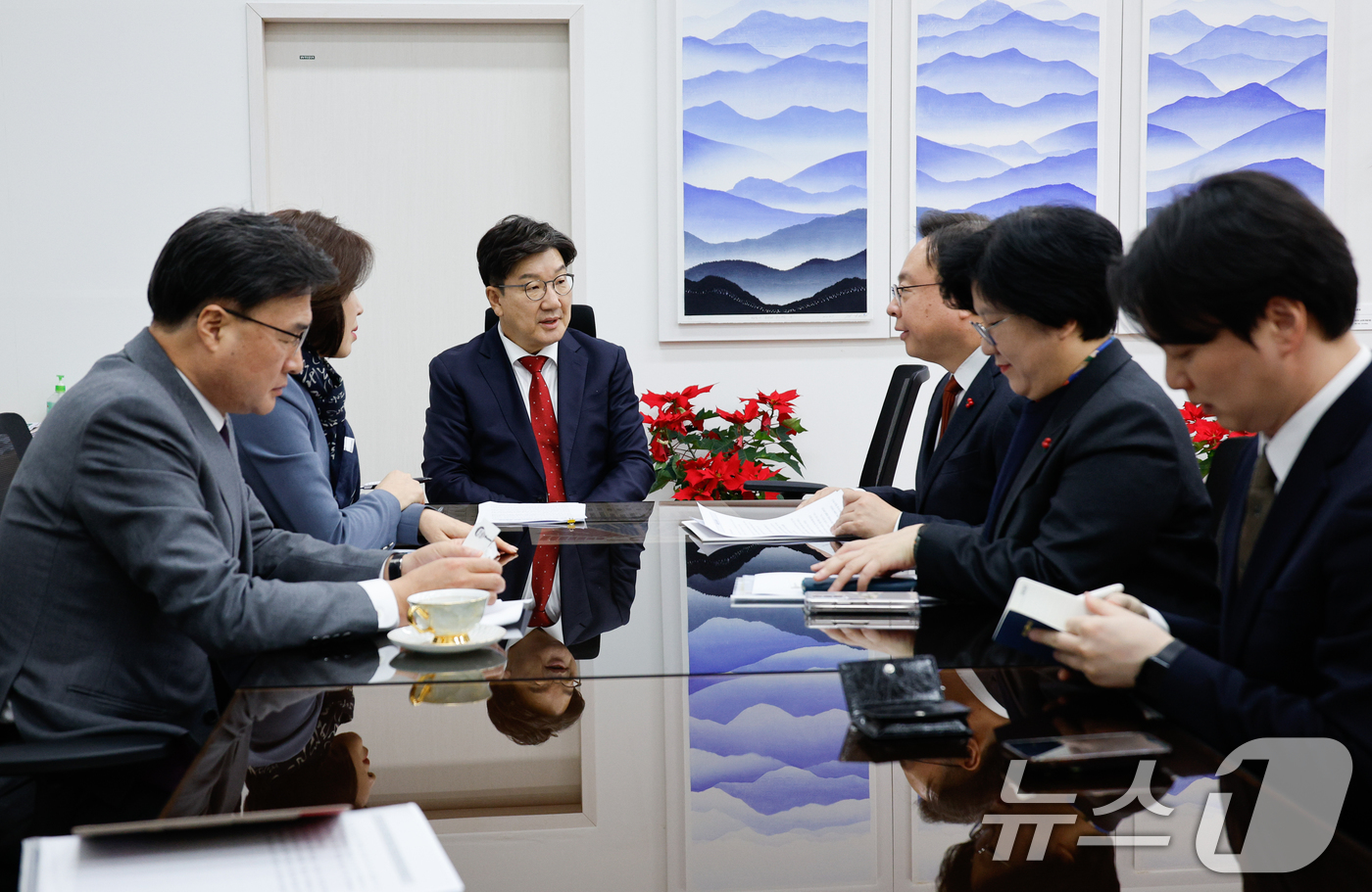 (서울=뉴스1) 안은나 기자 = 권성동 국민의힘 당대표 권한대행 겸 원내대표가 23일 오후 서울 여의도 국회에서 조규홍 보건복지부 장관을 접견하고 있다. 2024.12.23/뉴스1 …