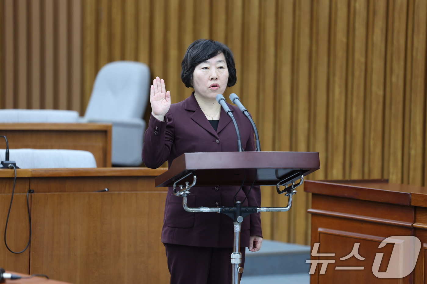 (서울=뉴스1) 이재명 기자 = 정계선 헌법재판관 후보자가 23일 오후 서울 여의도 국회에서 열린 헌법재판소 재판관 선출안 심사를 위한 인사청문회에서 증인선서를 하고 있다. 202 …