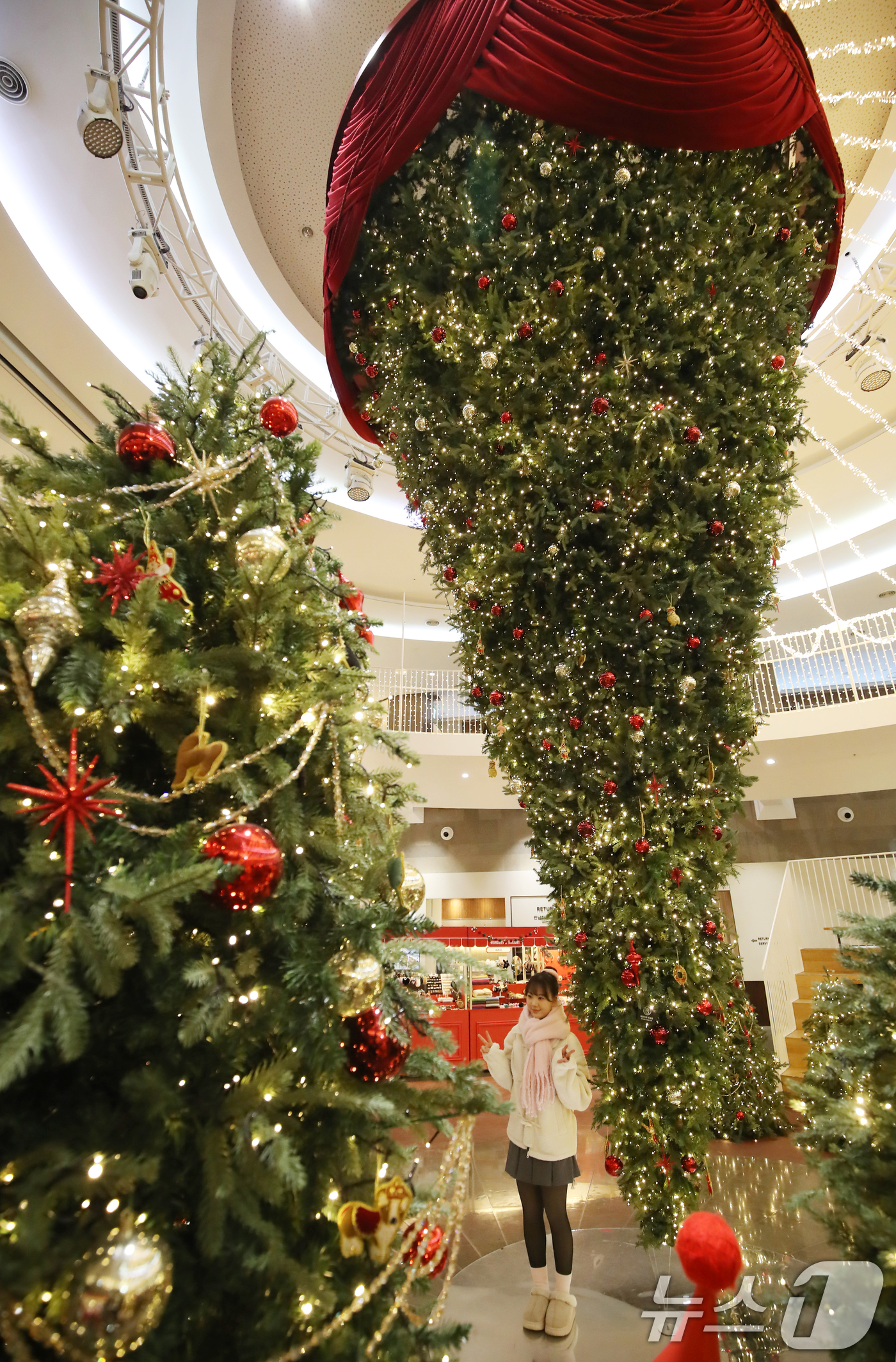 (부산=뉴스1) 윤일지 기자 = 크리스마스를 이틀 앞둔 23일 오후 부산진구 롯데백화점 부산본점 9층 엘아레나 광장을 찾은 시민들이 높이 7m 크기의 '거꾸로 트리'를 감상하며 사 …