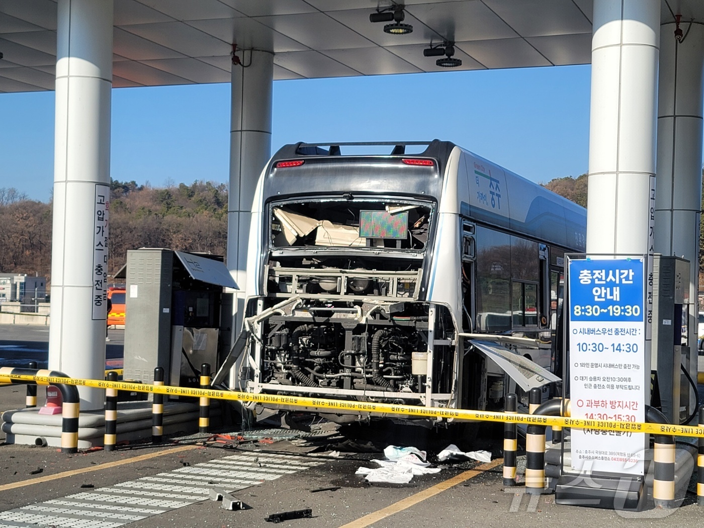 (서울=뉴스1) = 23일 오전 충북 충주시 목행동 수소충전소에서 시내버스가 폭발하는 사고가 발생했다.폭발은 충전을 마치고 버스에 시동을 건지 약 10초 만에 발생했다. 버스 부품 …