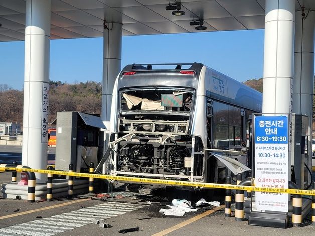 충주 수소충전소서 수소버스 폭발…3명 중경상(종합)