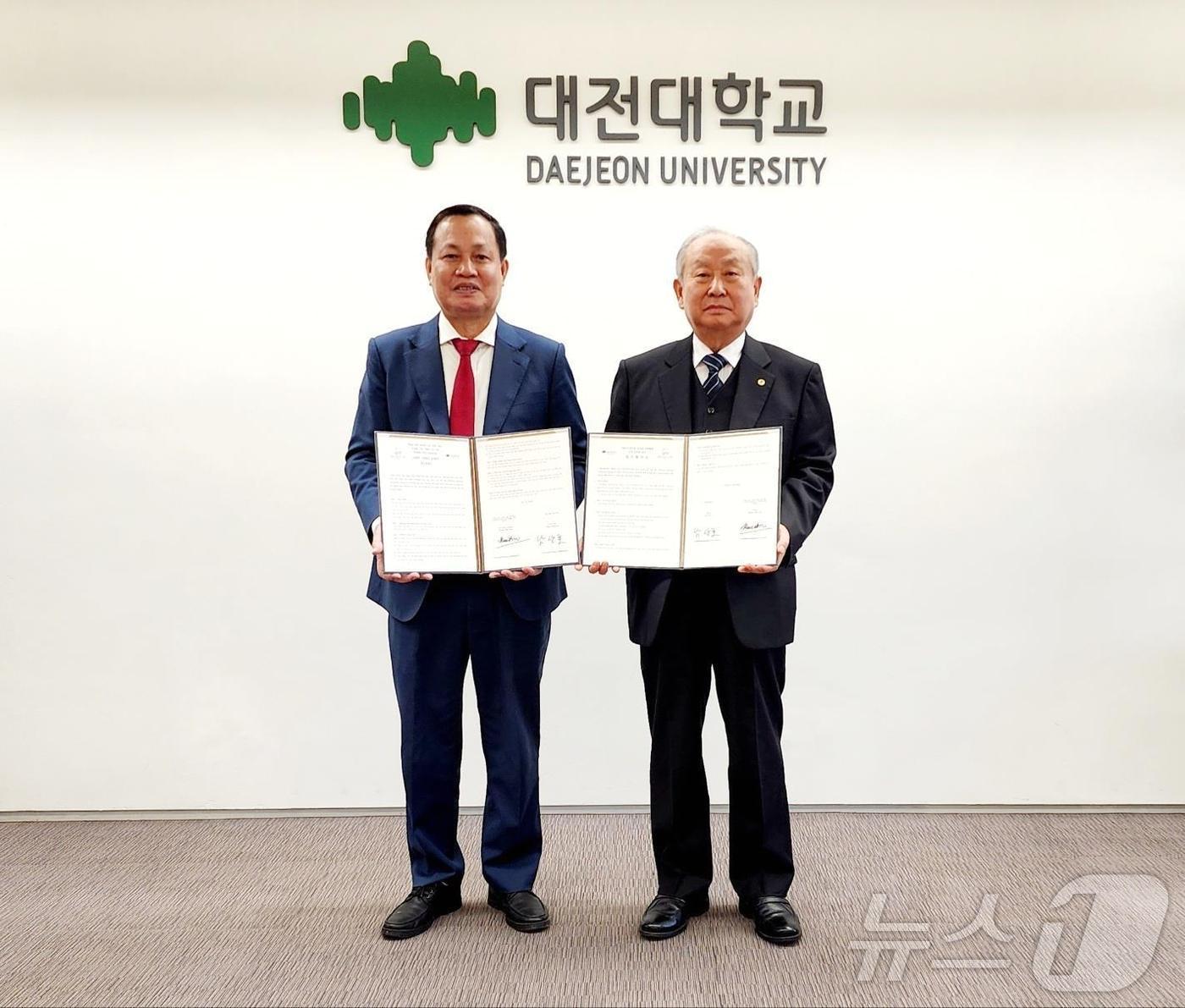 본문 이미지 -  대전대-베트남 하노이대학 업무협약 모습.(대전대 제공)/뉴스1 