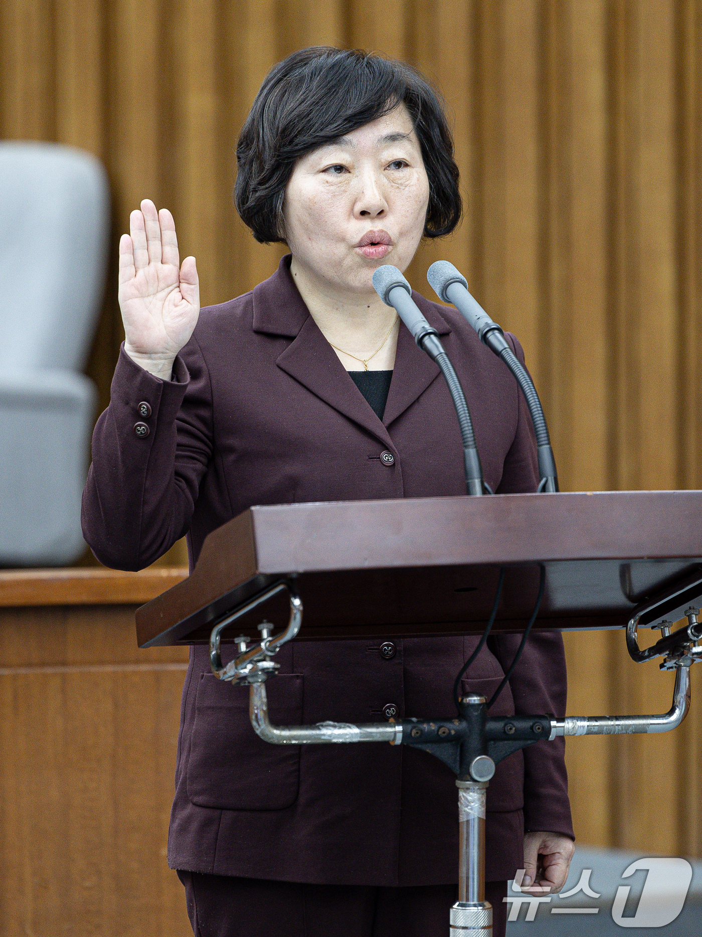 (서울=뉴스1) 이재명 기자 = 정계선 헌법재판소 재판관 후보가 23일 오후 서울 여의도 국회에서 열린 헌법재판소 재판관 선출안 심사를 위한 인사청문회에서 증인선서를 하고 있다. …