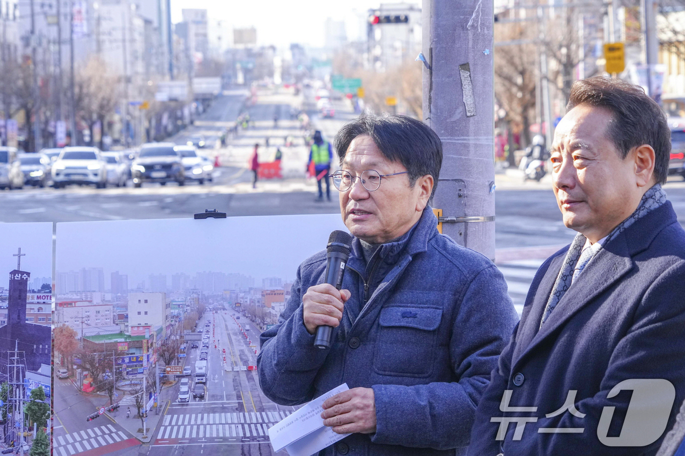 (광주=뉴스1) 박준배 기자 = 강기정 광주시장이 23일 동구 산수교회 앞에서 열린 '도시철도2호선 건설사업 1단계구간 교통개방 행사'에 참석해 공사 진행 과정을 설명하고 있다. …