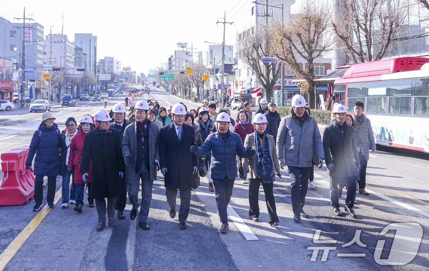 (광주=뉴스1) 박준배 기자 = 강기정 광주시장이 23일 오전 동구 산수교회 앞에서 열린 '도시철도 2호선 건설사업 1단계 구간 교통개방 행사'에 참석해 임택 동구청장, 시민 등과 …