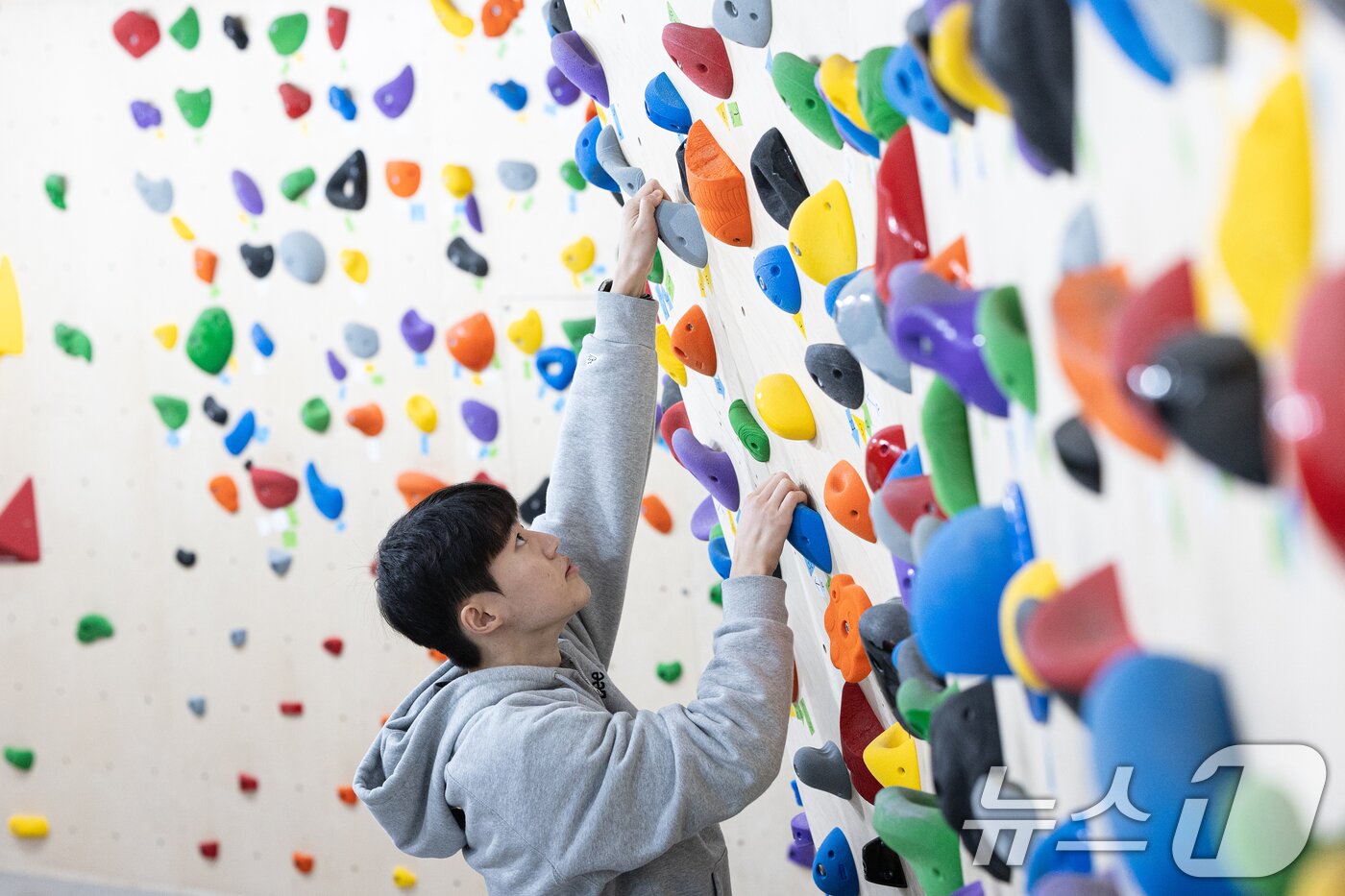 본문 이미지 - 23일 경기 부천시 몽키즈 클라이밍 부천중동점에서 박성진 대표가 볼더링 시범을 보이고 있다. 2024.12.23/뉴스1 ⓒ News1 이승배 기자