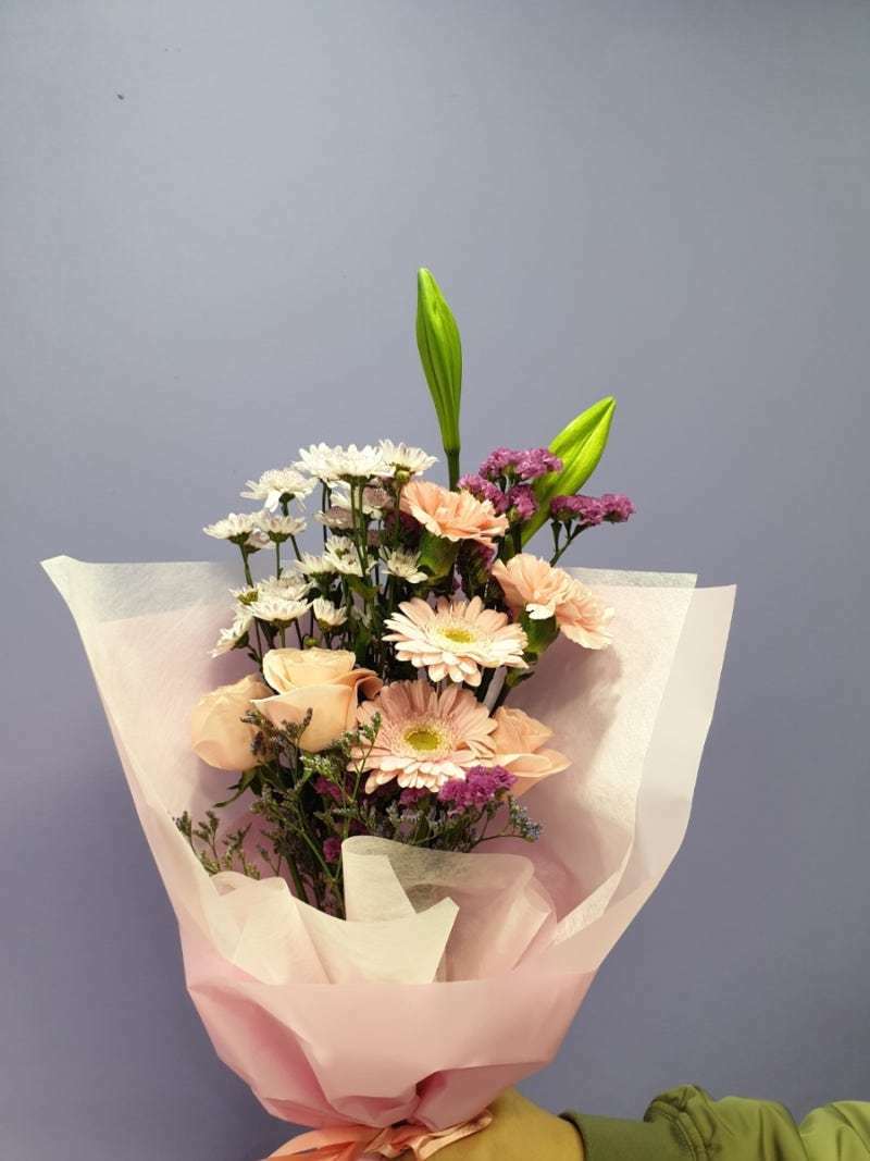 본문 이미지 - 평소 A 씨가 같은 꽃집에서 구매했던 4만 원짜리 꽃다발. (온라인 커뮤니티 갈무리)