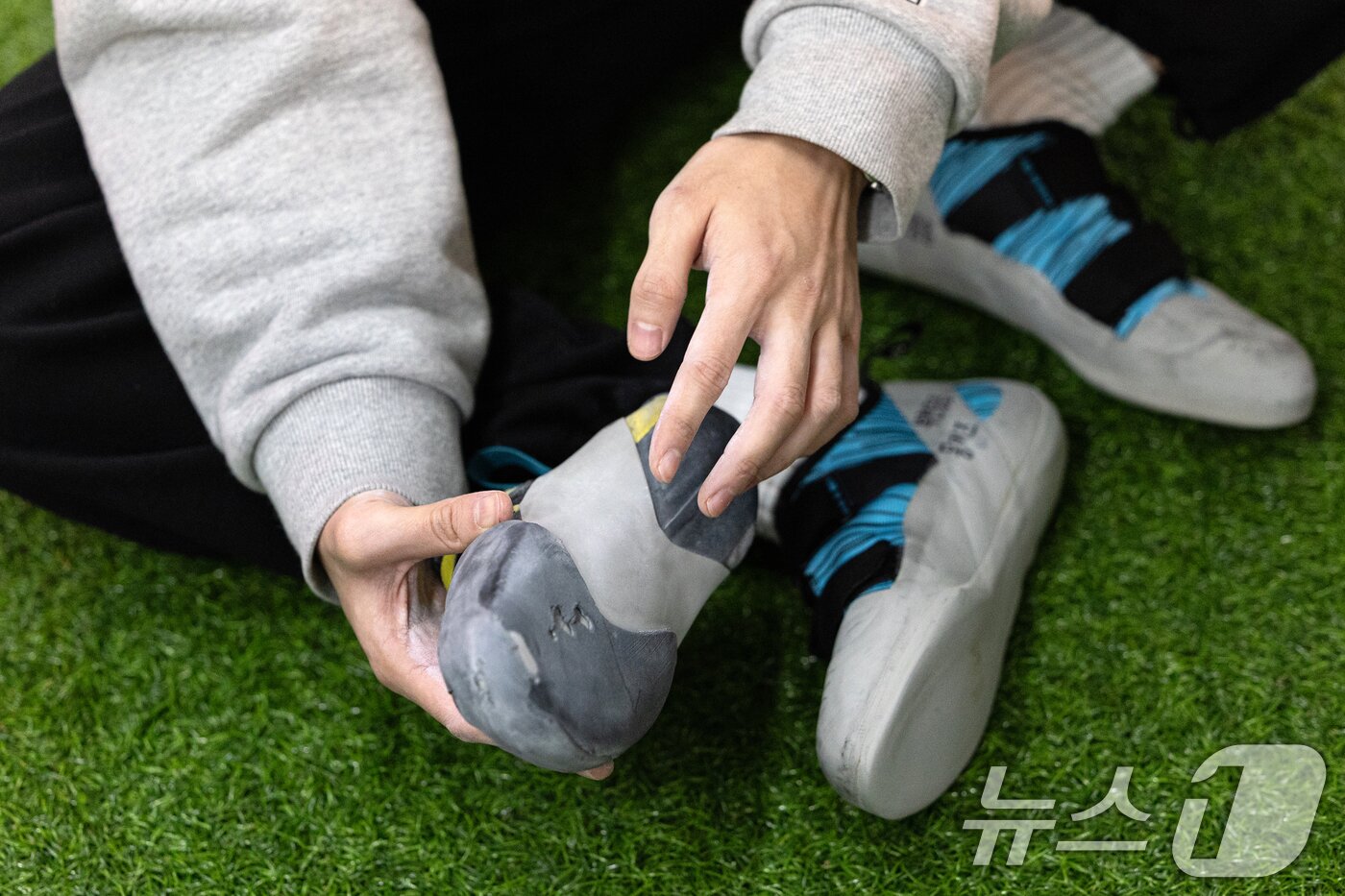 본문 이미지 - 23일 경기 부천시 몽키즈 클라이밍 부천중동점에서 박성진 대표가 클라이밍화를 소개하고 있다. 2024.12.23/뉴스1 ⓒ News1 이승배 기자