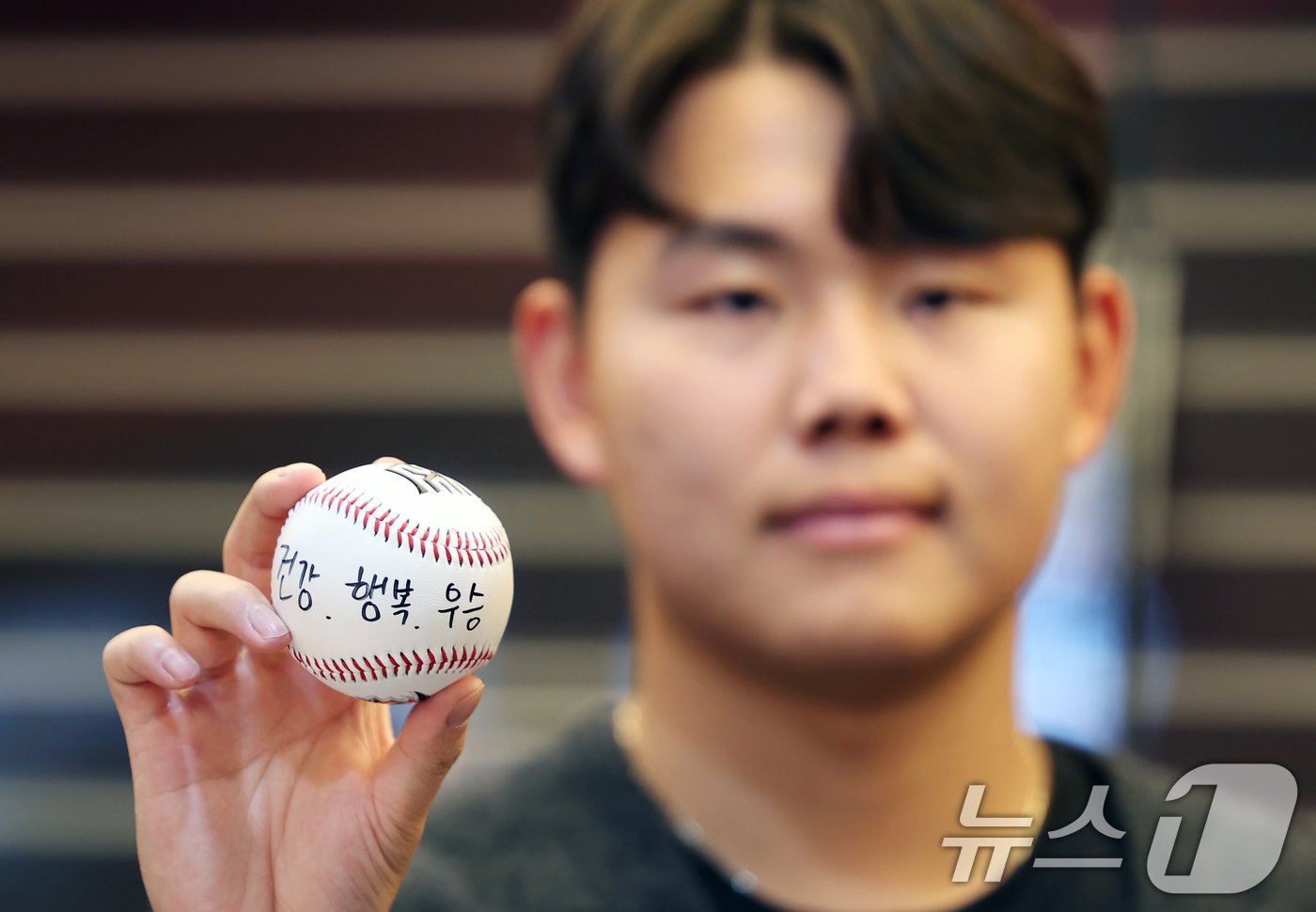 본문 이미지 - KT 위즈 소형준이 23일 오후 수원시 장안구 kt위즈파크에서 열린 뉴스1과의 인터뷰에 앞서 포즈를 취하고 있다. 2024.12.23/뉴스1 ⓒ News1 김영운 기자