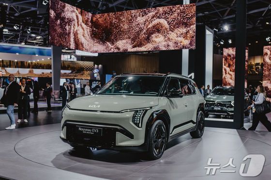 본문 이미지 - 2024 파리모터쇼에서 선보인 기아 소형 전기 SUV &#39;EV3&#39;&#40;기아 제공&#41;.