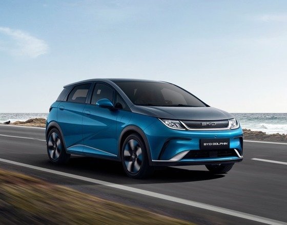 본문 이미지 - BYD가 2023년 6월부터 유럽에서 판매중인 전동화&#40;BEV&#41; 소형 해치백 &#39;돌핀&#39;. &#40;BYD 홈페이지 갈무리&#41;. 2024.12.23.