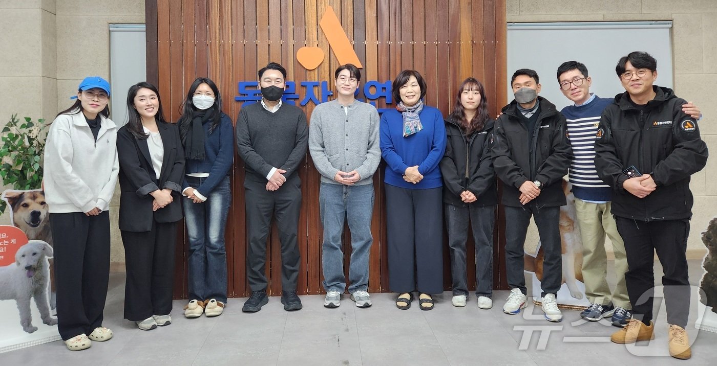 본문 이미지 - 지난 23일 놀로 행동클리닉과 동물자유연대는 '좋은 말로 할 때'란 제목으로 반려견의 훈육과 학대에 대해 논의하는 유튜브 라이브 방송을 진행했다. 라이브 방송 후 관계자들이 기념 사진을 찍고 있다. ⓒ 뉴스1 한송아 기자