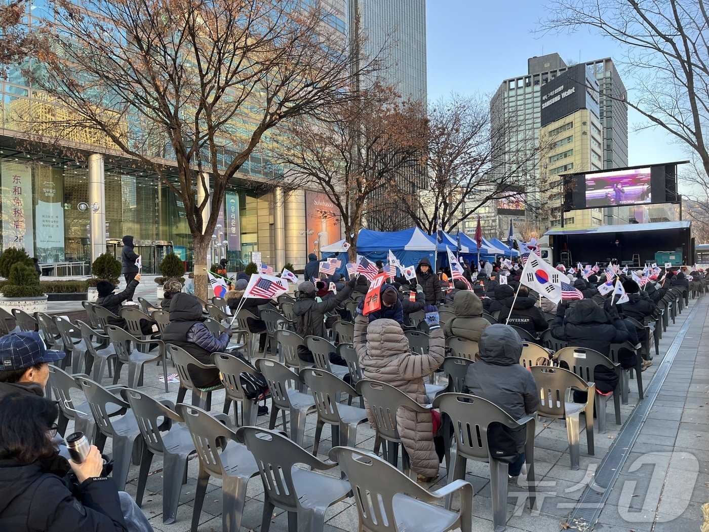 23일 오후 4시쯤 서울 종로구 동화면세점 앞 인도에서 열린 윤석열 대통령 탄핵 반대 집회에 시민들이 참석했다. 2024.12.23/뉴스1