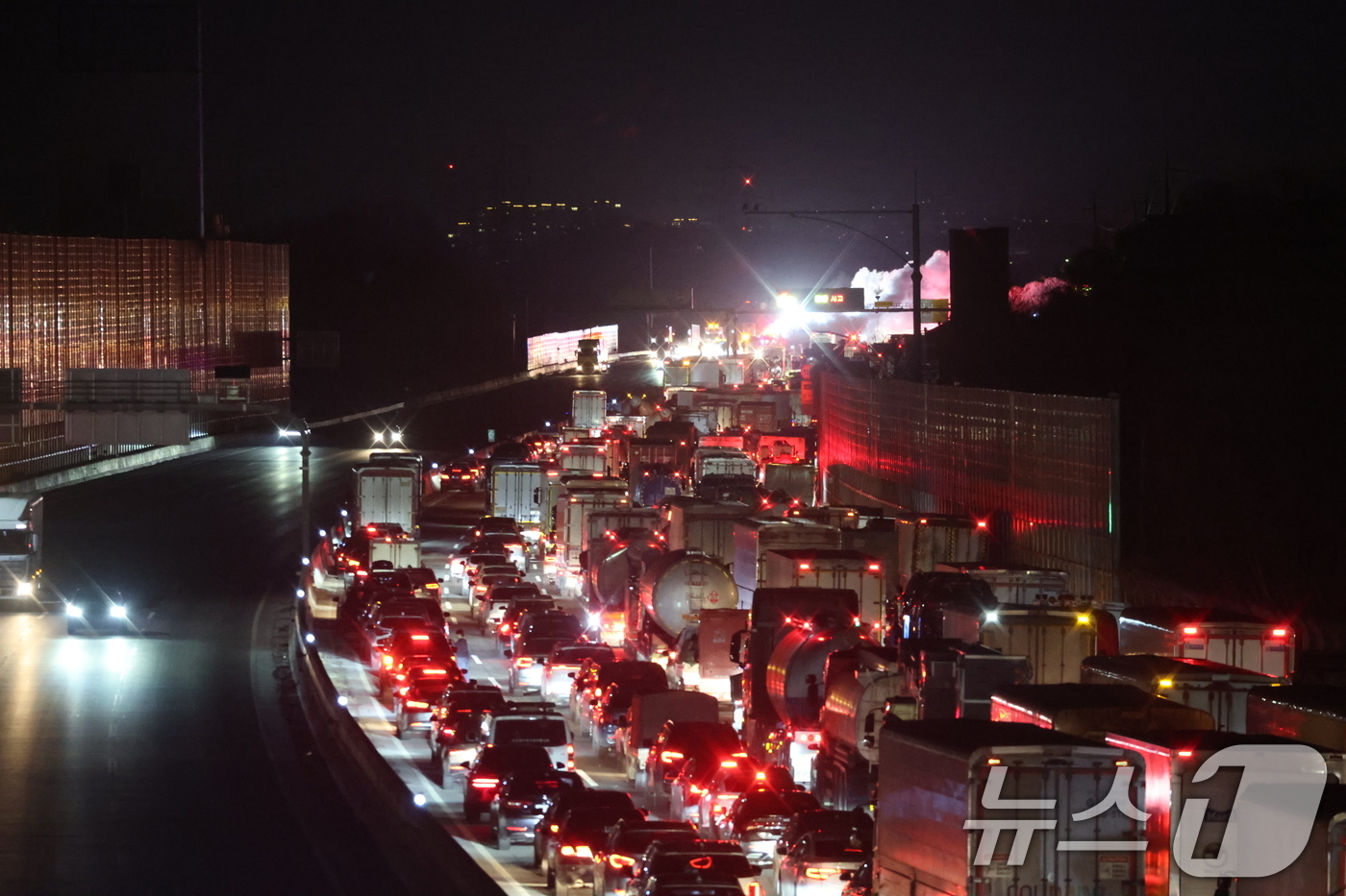 (평택=뉴스1) 김영운 기자 = 24일 경기 평택시 포승읍 서해안고속도로 목포방향 서평택IC 인근에서 유조차량이 가드레일을 들이박고 넘어져 화재가 발생해 차량이 뒤따르던 차량이 멈 …