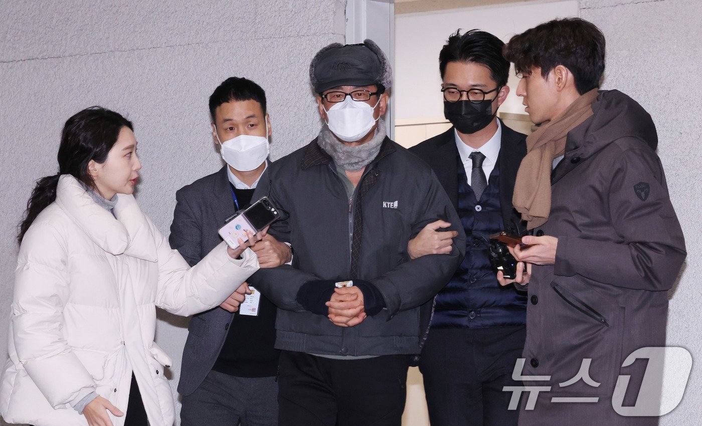 본문 이미지 - 12·3 비상계엄 사태를 사전에 모의한 혐의를 받는 노상원 전 정보사령관이 24일 서울 은평구 서부경찰서에서 검찰로 송치되고 있다. 2024.12.24/뉴스1 ⓒ News1 박지혜 기자