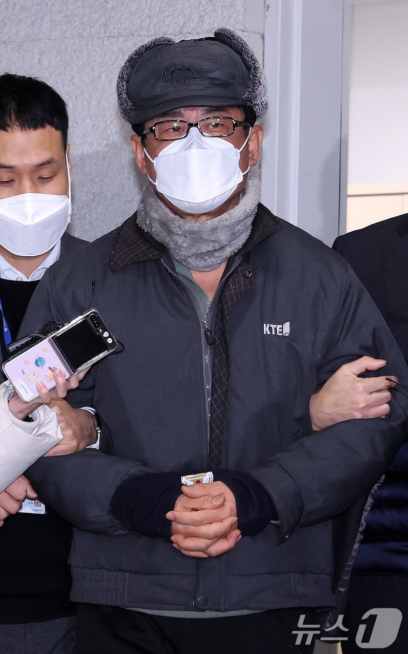 본문 이미지 - 12·3 비상계엄 사태를 사전에 모의한 혐의를 받는 노상원 전 정보사령관이 24일 서울 은평구 서부경찰서에서 검찰로 송치되고 있다. 2024.12.24/뉴스1 ⓒ News1 박지혜 기자