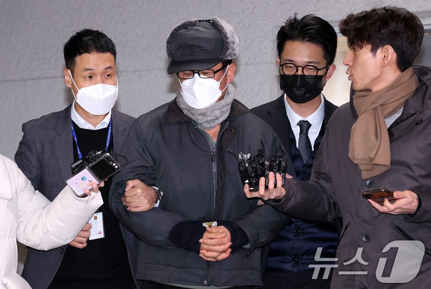 본문 이미지 - 12·3 비상계엄 사태를 사전에 모의한 혐의를 받는 노상원 전 정보사령관이 24일 서울 은평구 서부경찰서에서 검찰로 송치되고 있다. 2024.12.24/뉴스1 ⓒ News1 박지혜 기자