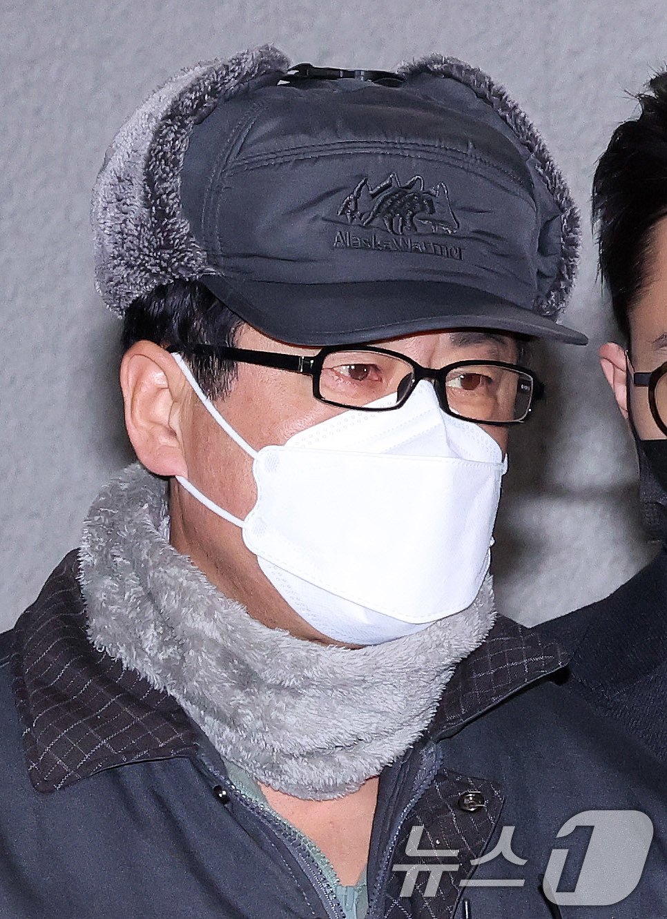 본문 이미지 - 12·3 비상계엄 사태를 사전에 모의한 혐의를 받는 노상원 전 정보사령관이 24일 서울 은평구 서부경찰서에서 검찰로 송치되고 있다. 2024.12.24/뉴스1 ⓒ News1 박지혜 기자