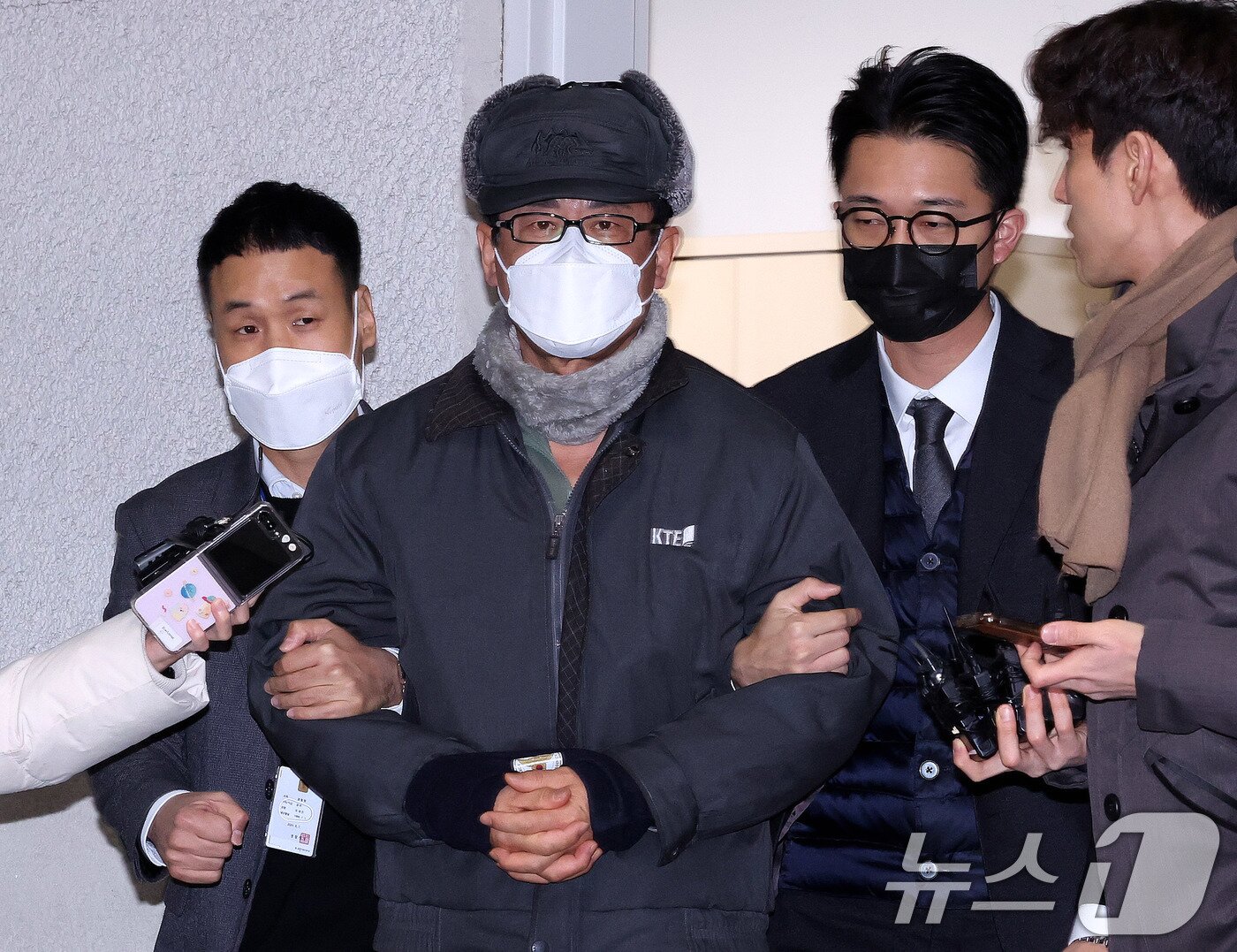 본문 이미지 - 12·3 비상계엄 사태를 사전에 모의한 혐의를 받는 노상원 전 정보사령관이  지난해 12월 24일 서울 은평구 서부경찰서에서 검찰로 송치되고 있다. ⓒ News1 박지혜 기자