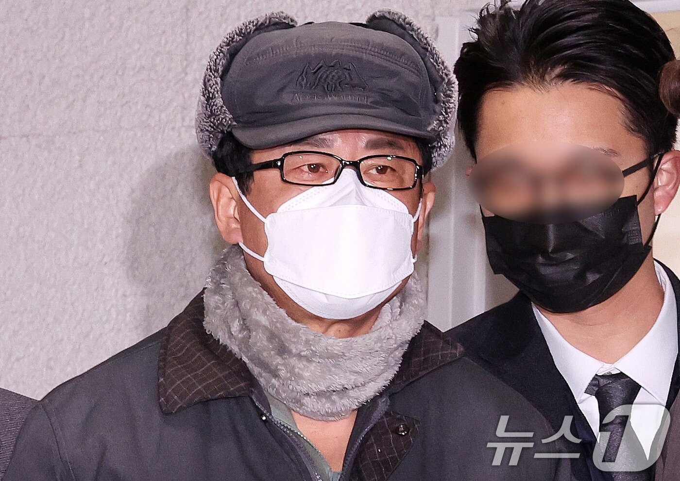 본문 이미지 - 12·3 비상계엄 사태를 사전에 모의한 혐의를 받는 노상원 전 정보사령관이 24일 서울 은평구 서부경찰서에서 검찰로 송치되고 있다. 민간인 신분인 노 전 사령관은 박근혜 정부에서 정보사령관을 지낸 인물로 육군사관학교 선배인 김용현 전 국방부 장관을 도와 포고령을 작성하는 등 계엄을 사전에 기획한 혐의를 받고 있다. 2024.12.24/뉴스1 ⓒ News1 박지혜 기자
