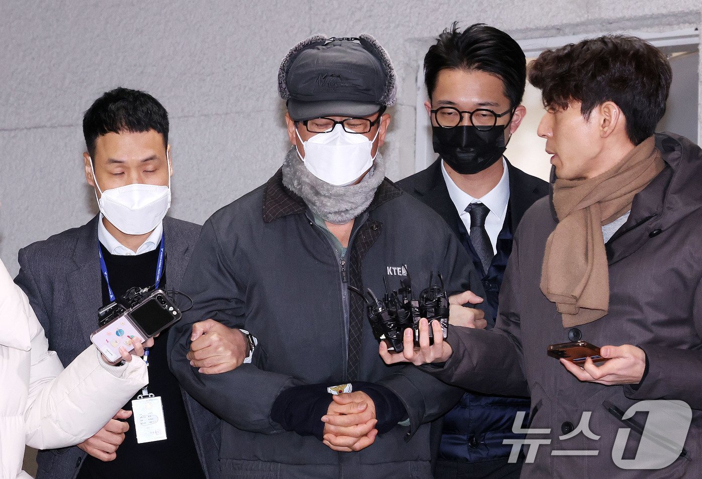 본문 이미지 - 12·3 비상계엄 사태를 사전에 모의한 혐의를 받는 노상원 전 정보사령관이 24일 서울 은평구 서부경찰서에서 검찰로 송치되고 있다. 민간인 신분인 노 전 사령관은 박근혜 정부에서 정보사령관을 지낸 인물로 육군사관학교 선배인 김용현 전 국방부 장관을 도와 포고령을 작성하는 등 계엄을 사전에 기획한 혐의를 받고 있다. 2024.12.24/뉴스1 ⓒ News1 박지혜 기자