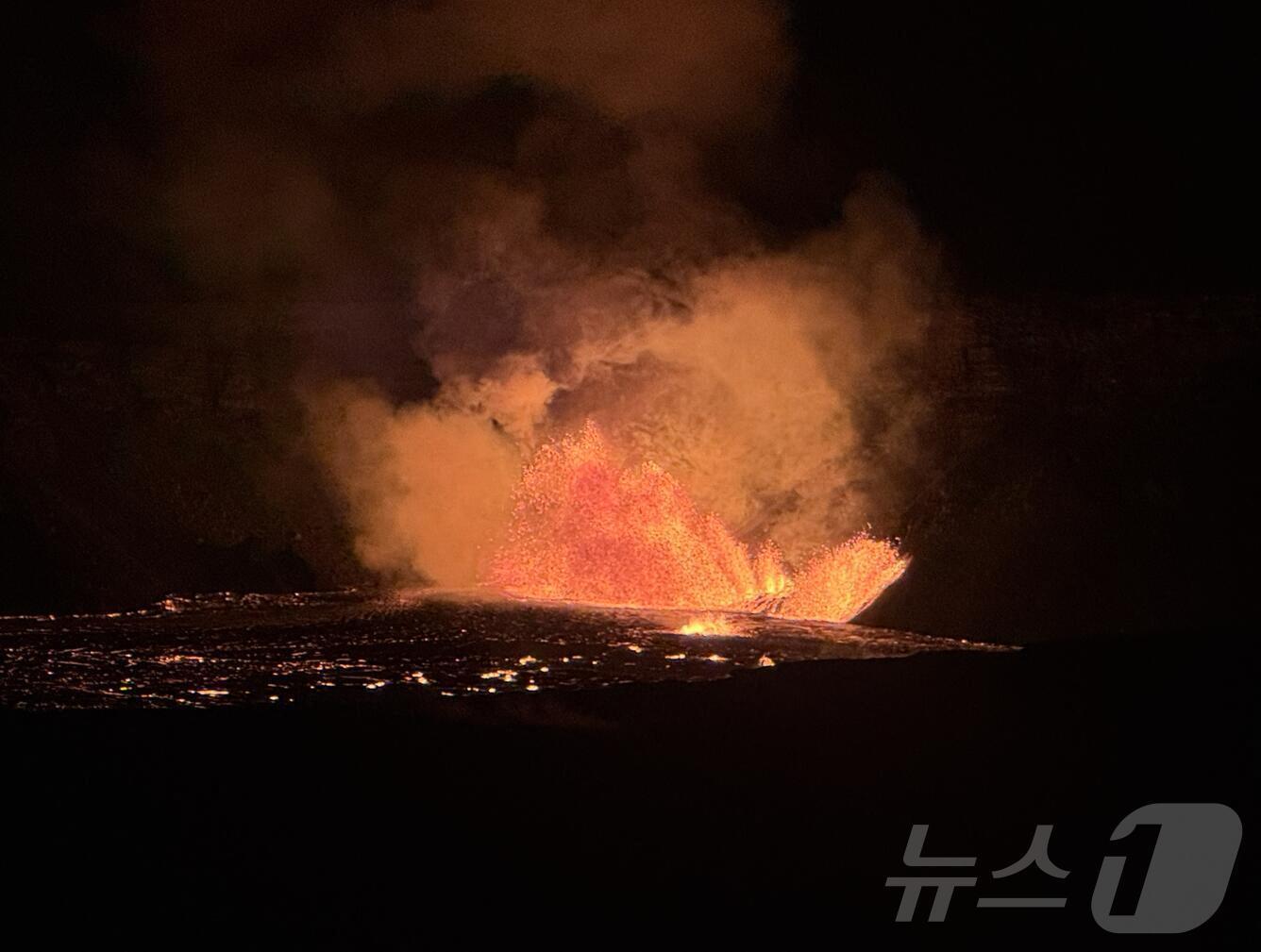 본문 이미지 - 23일 &#40;현지시간&#41; 하와이 빅 아일랜드의 킬라우에아 화산이 분화해 용암과 화산재를 뿜어내고 있다. 2024.12.24 ⓒ AFP=뉴스1 ⓒ News1 우동명 기자