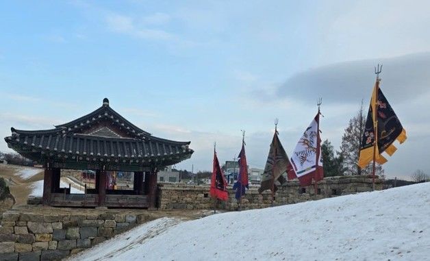 당진 면천읍성 남벽에 깃발 설치…방어성·병영 위용 과시